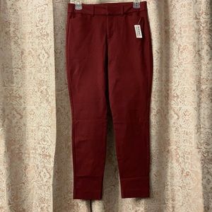 Women’s size 4 Old Navy Pixie Skinny slacks size 4 NWT! Gorgeous berry color!